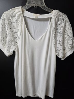 Cupio Women's White Lace Sleeve V-Neck Top